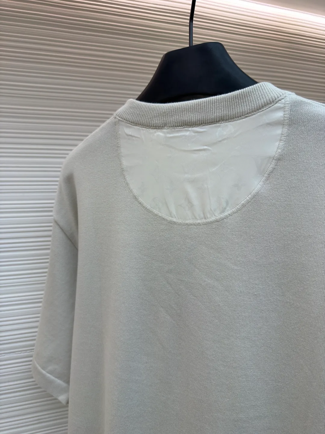 LOUIS VUITTON Pocket Intarsia Short Sleeves ●Original version: Purchased and developed for 10500 ●Item number: 1682521-A75 ●Fabric: cotton fabric ●Technology: printing production ●Color: light gray ●Version: fitted version ●Weight: about 325 grams ●Size: XS-S-M-L ●Description: This pocket jacquard T-shirt is made of high-end custom fabrics. It is soft and skin-friendly after pre-washing process. It is not easy to deform and fade. The off-white color is simple and versatile. The side pockets of the body are made of exquisite jacquard technology. The jacquard texture is three-dimensional and delicate, forming a texture contrast with the body base. The stitching of the pockets is straight and fine, strong and beautiful. The neckline is a classic round neck design, with double-needle reinforced edges and a custom-made threaded collar. It is durable and not easy to loosen. The overall shape is loose. Multiple sizes from XS to L cover different body shapes. Manual measurement error of ±3cm is within the normal range. The cuffs and hem are all seamed, and the details are exquisite. It is recommended to wash it gently and avoid violent machine washing and long-term soaking. It is suitable for daily commuting, casual outings and other wearing scenarios. The overall wiring is straight and delicate, the fabric is comfortable and soft, and the color is consistent without color difference. It can be matched with the same style to create a fashionable look and control various occasions. Customized accessories, complete with three standards, same style for men and women!